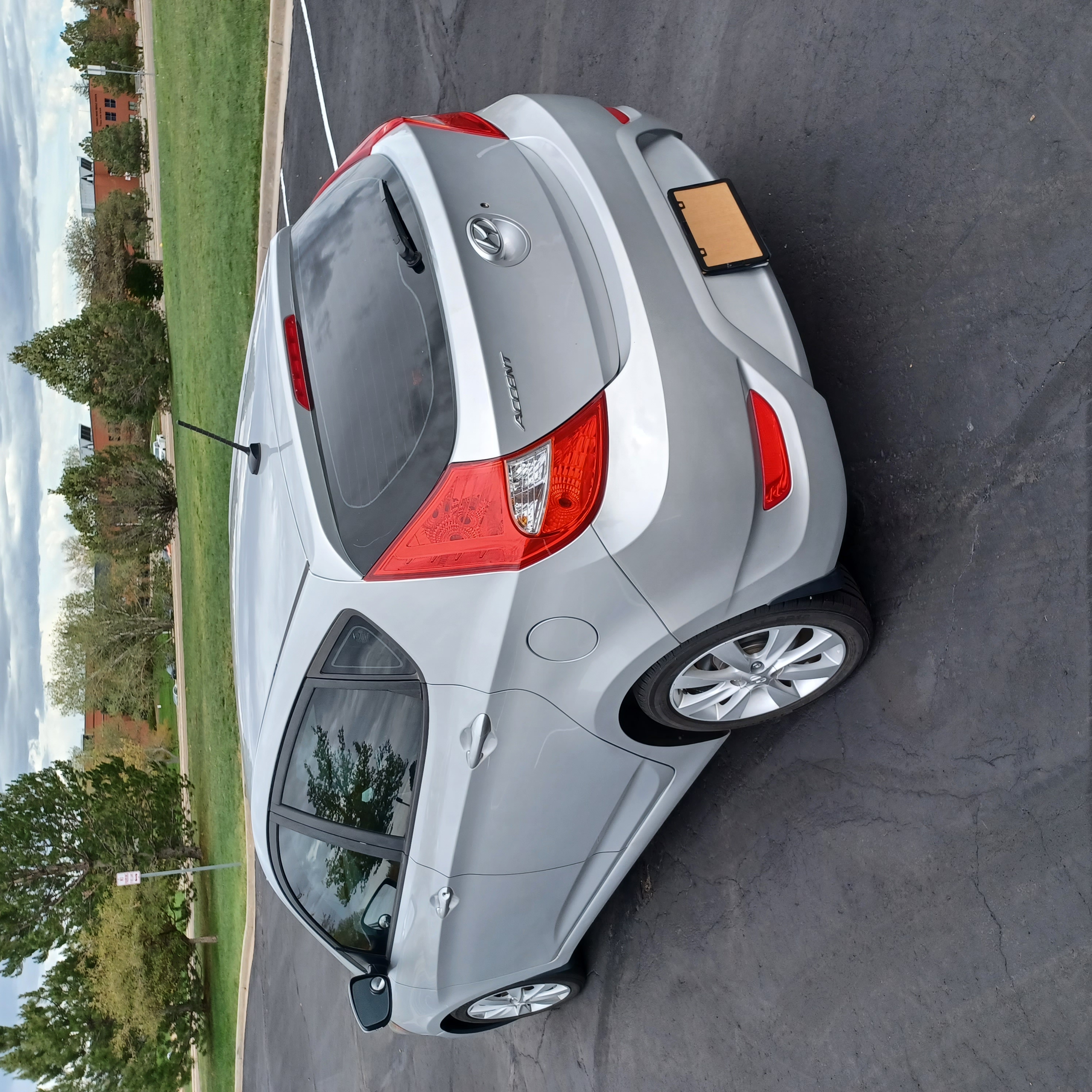 Used 2013 Hyundai Accent SE FWD image 2