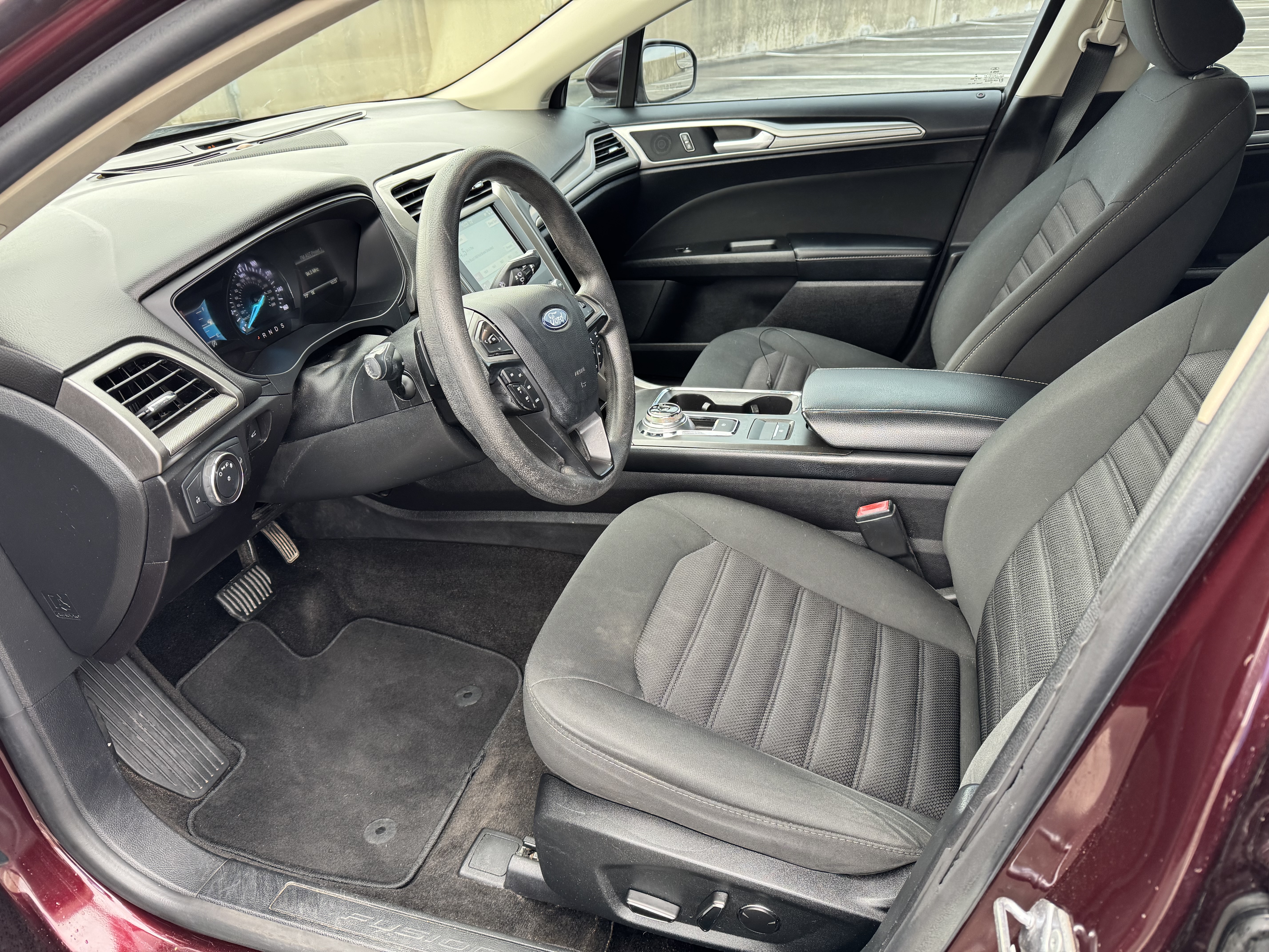 Used 2018 Ford Fusion SE w/ Fusion SE Technology Package FWD image 6