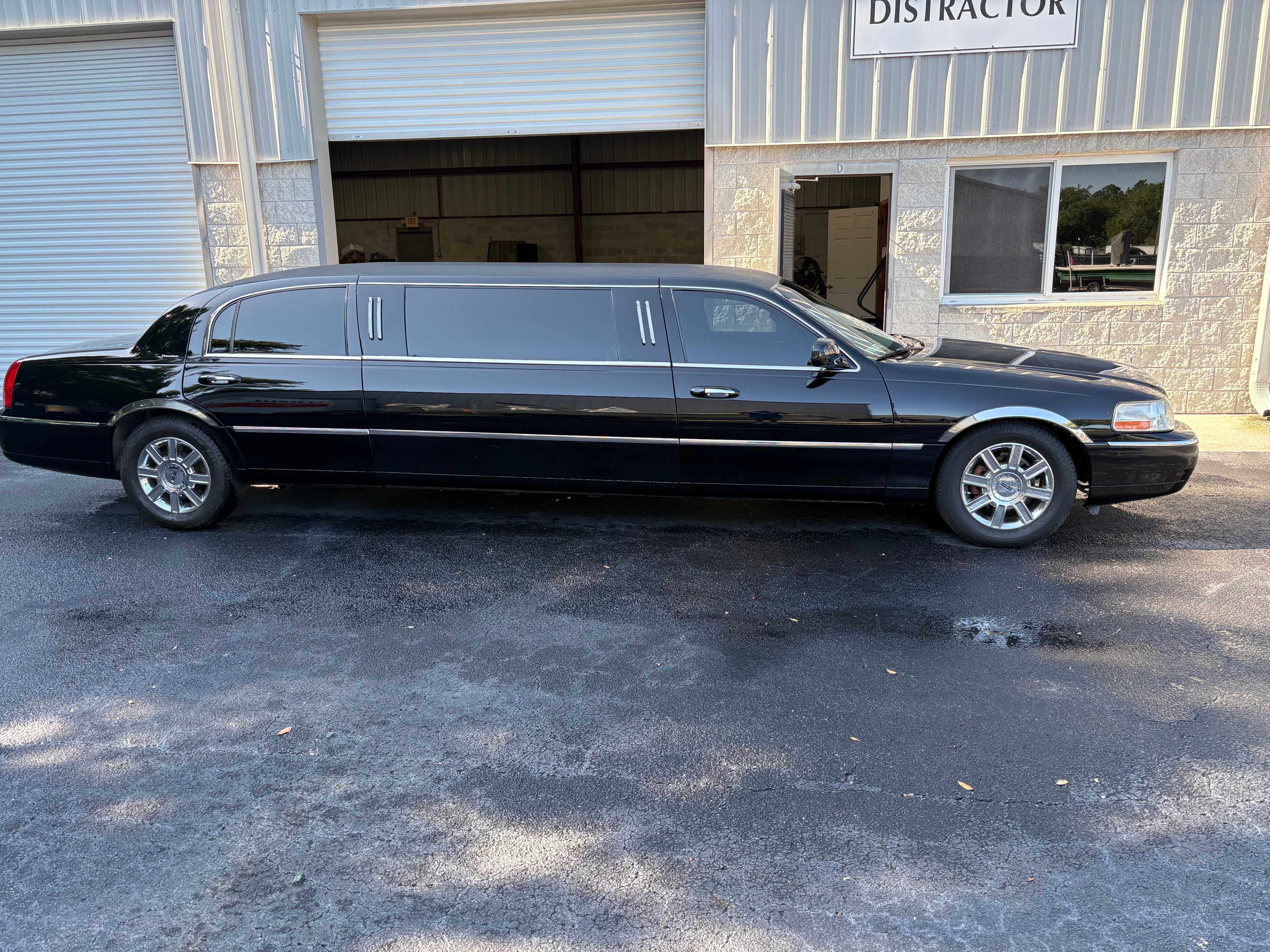 Used 2006 Lincoln Town Car Executive RWD image 1