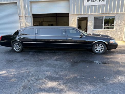 Used 2006 Lincoln Town Car Executive RWD image 1