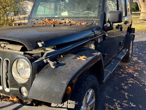 Used 2016 Jeep Wrangler Unlimited Sahara w/ Connectivity Group image 10