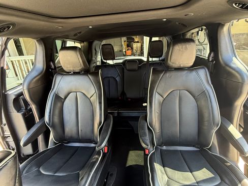 Used 2023 Chrysler Pacifica Limited w/ Uconnect Theater Family Group image 5