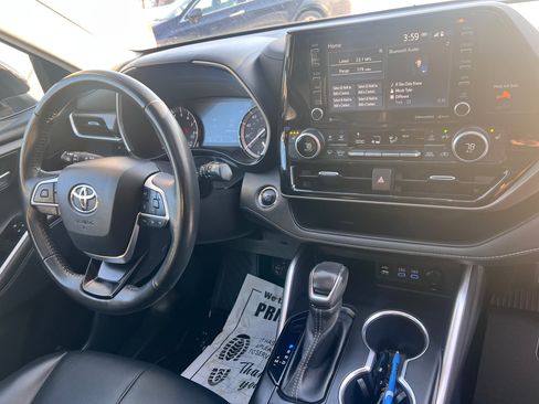 Used 2022 Toyota Highlander XLE image 8