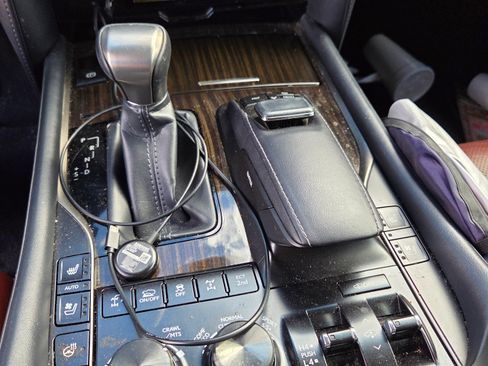 Used 2019 Lexus LX 570 4WD w/ Luxury Package image 9