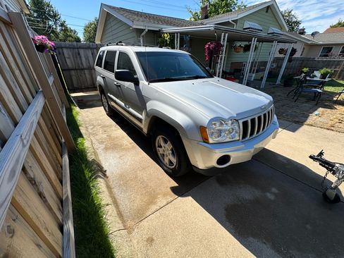 Used 2005 Jeep Grand Cherokee Laredo w/ Cargo Convenience Group AWD/4WD image 9