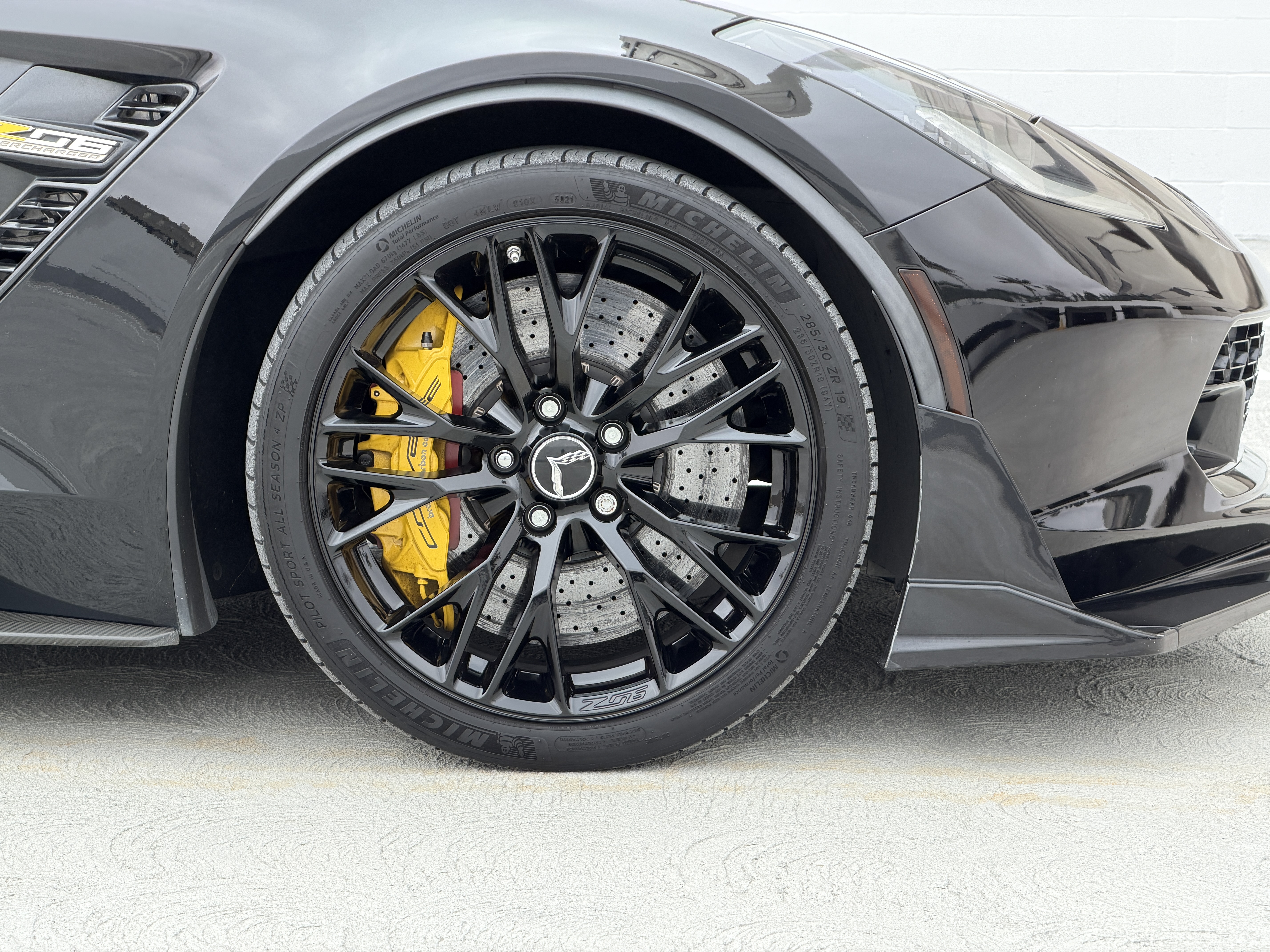 Used 2015 Chevrolet Corvette Z06 w/ 3LZ Preferred Equipment Group RWD image 30