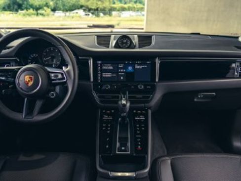 Used 2023 Porsche Macan Turbo image 7