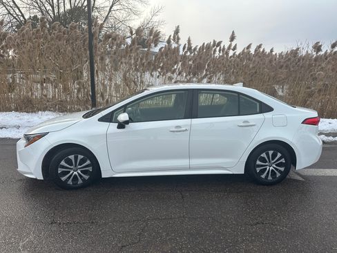 Used 2022 Toyota Corolla LE image 2