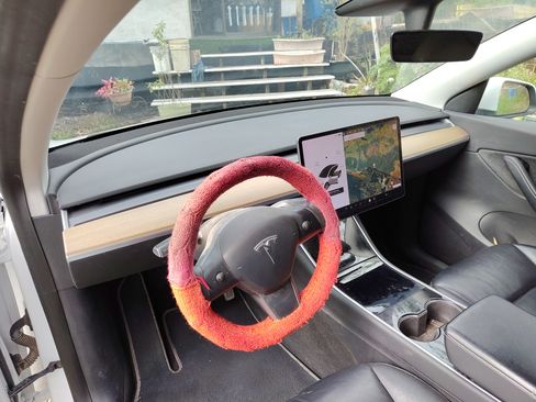 Used 2020 Tesla Model Y Long Range image 16
