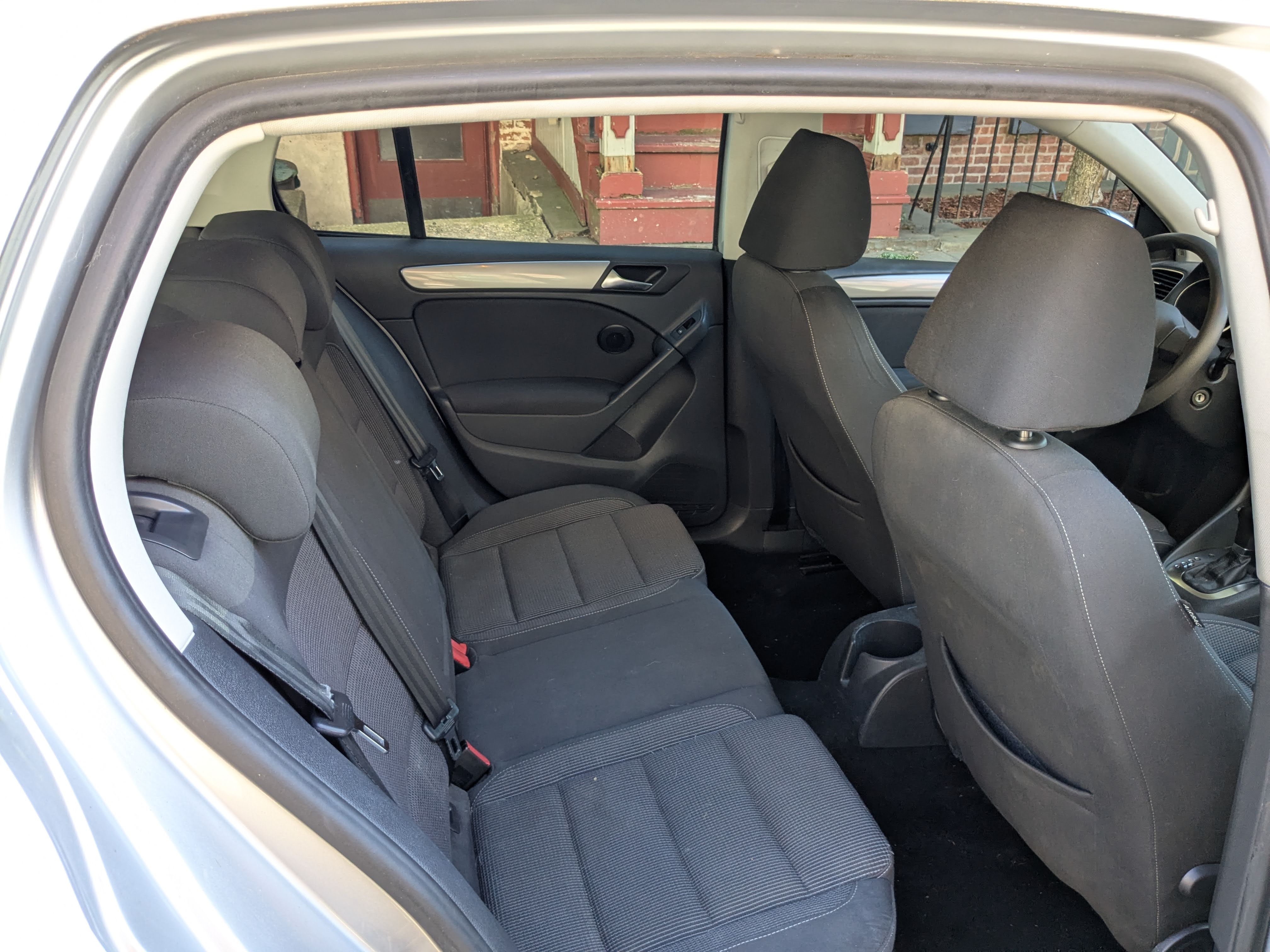 Used 2010 Volkswagen Golf 4-Door FWD image 8