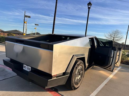 Used 2025 Tesla Cybertruck AWD Crew Cab image 4