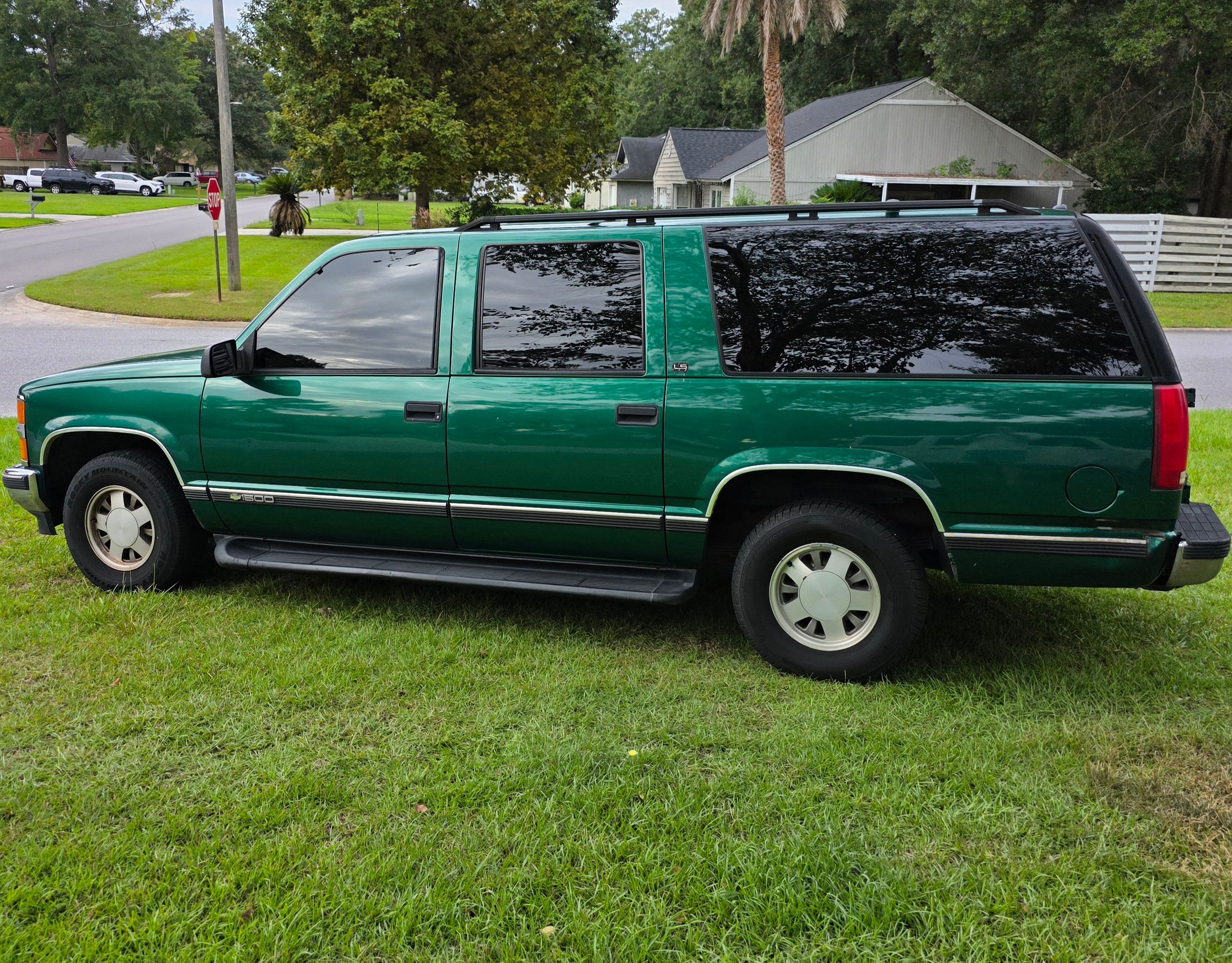 Used 1999 Chevrolet Suburban 2WD w/ Preferred Equipment Group 2 image 5