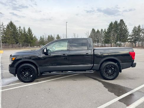 Used 2018 Nissan Titan SV image 2