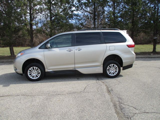 Used 2015 Toyota Sienna XLE FWD image 4