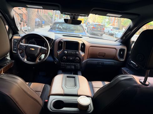 Used 2021 Chevrolet Silverado 1500 High Country w/ Technology Package image 9