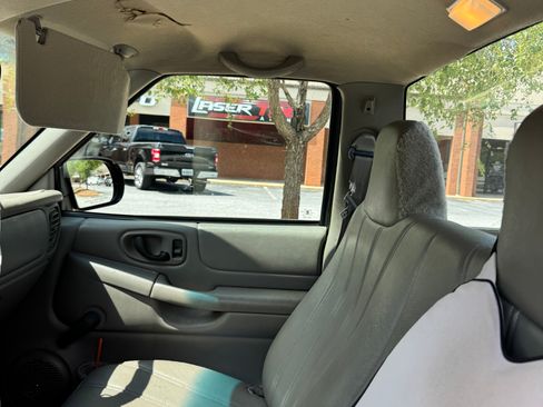 Used 2001 Chevrolet S10 Pickup 2WD Regular Cab image 8