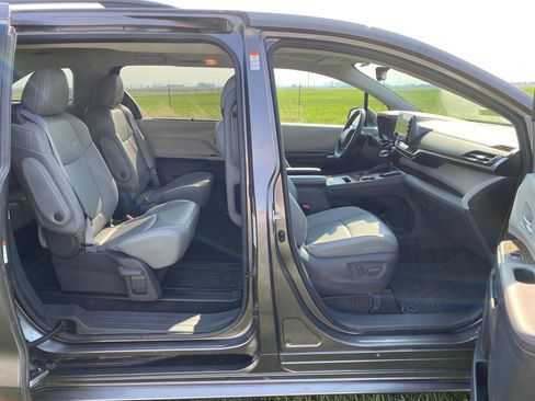 Used 2021 Toyota Sienna XLE FWD image 16