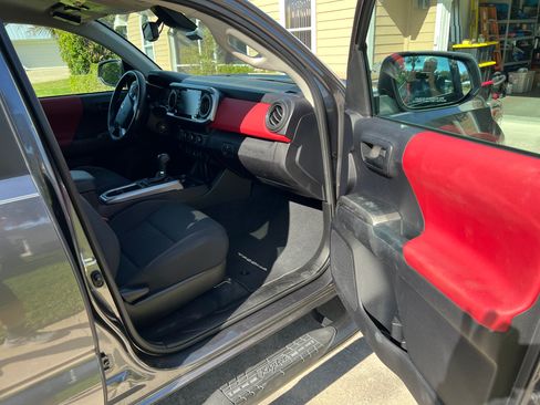 Used 2020 Toyota Tacoma SR5 RWD image 10