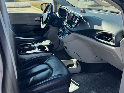 Used 2022 Chrysler Pacifica Touring-L image 4