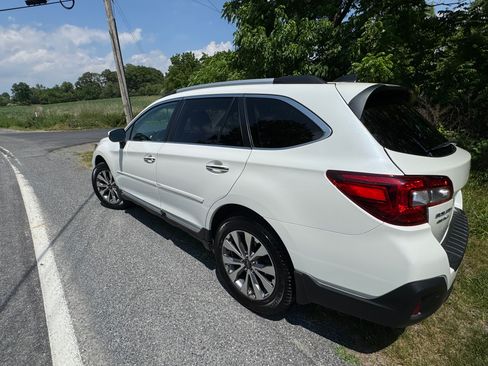 Used 2019 Subaru Outback 3.6R Touring AWD/4WD image 5
