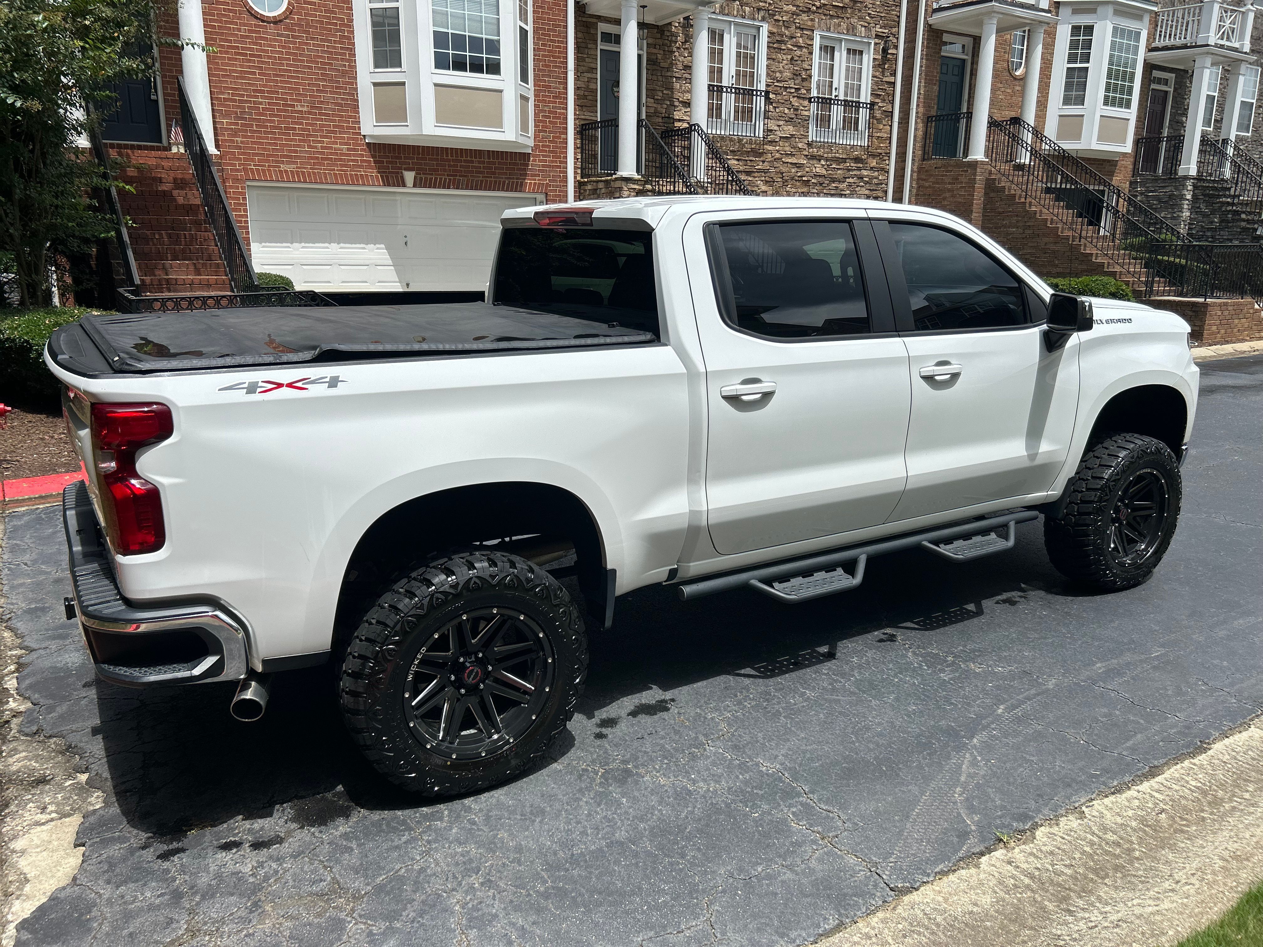Used 2020 Chevrolet Silverado 1500 LT AWD/4WD image 6