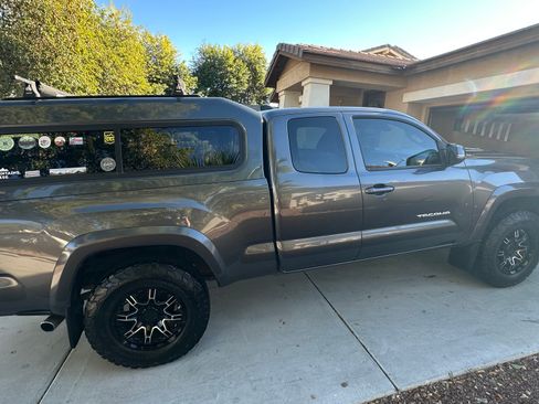 Used 2020 Toyota Tacoma TRD Sport image 12