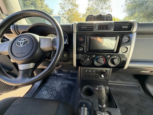 Used 2010 Toyota FJ Cruiser 4WD w/ Convenience Pkg image 12