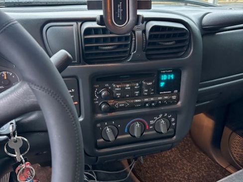 Used 2001 Chevrolet S10 Pickup LS w/ Preferred Equipment Group image 13