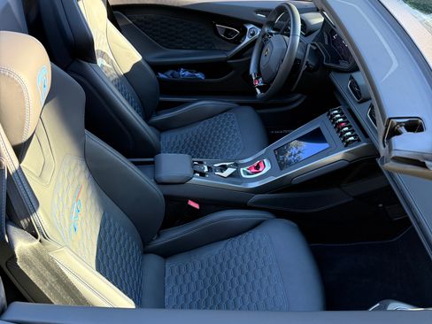 Used 2023 Lamborghini Huracan EVO image 16