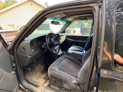 Used 2001 Chevrolet Silverado 2500 LS w/ Snow Plow Prep Pkg AWD/4WD image 2