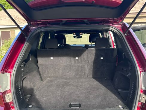 Used 2019 Jeep Grand Cherokee Laredo w/ 18" Wheel & 8.4" Radio Group image 10