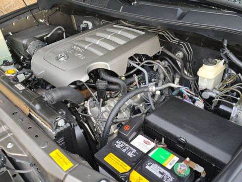 Used 2010 Toyota Tundra 4x4 Double Cab image 9