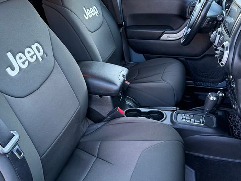 Used 2015 Jeep Wrangler Unlimited Sahara w/ Connectivity Group image 12