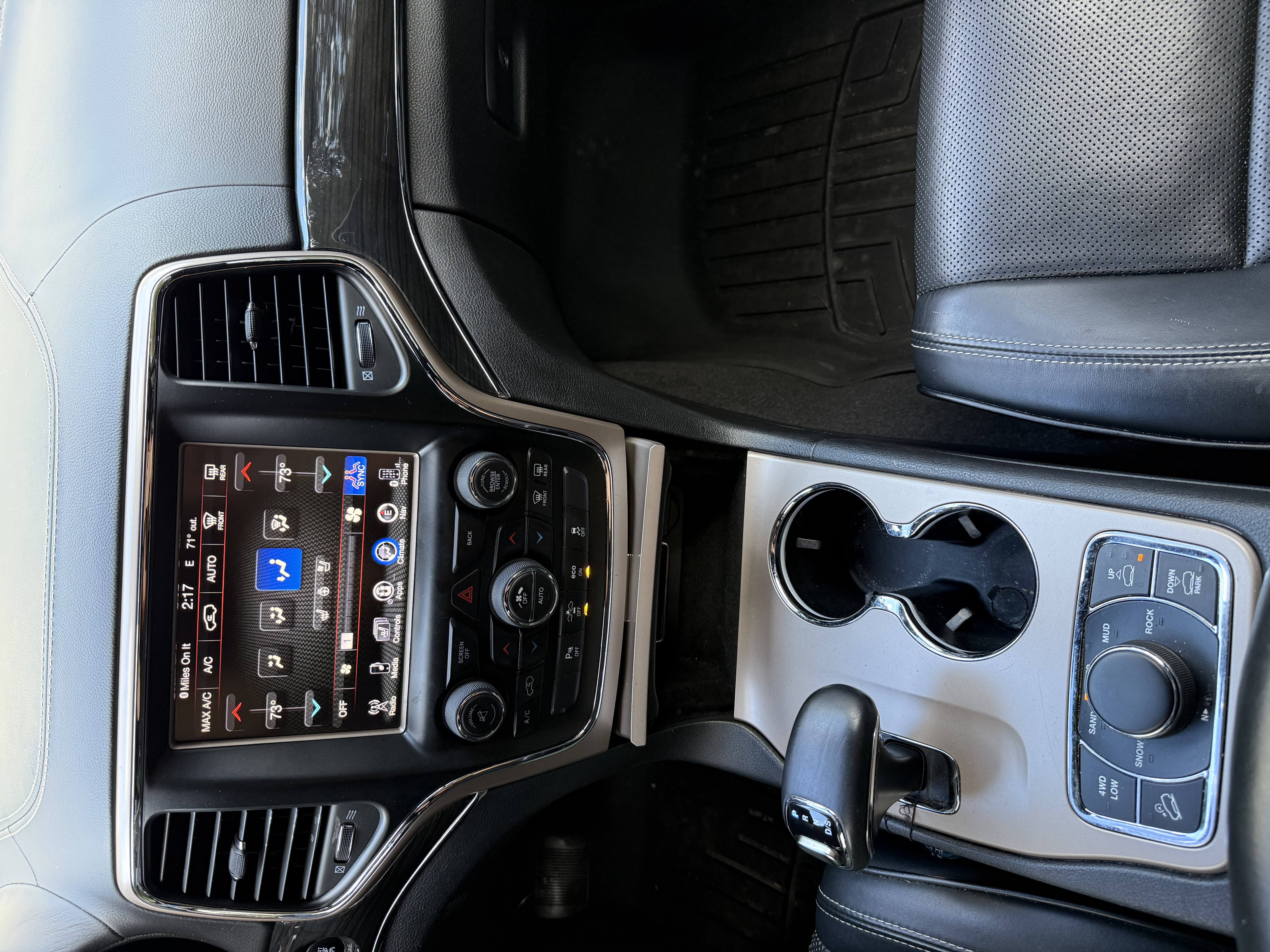 Used 2014 Jeep Grand Cherokee Overland w/ Advanced Technology Group AWD/4WD image 13