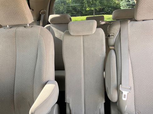 Used 2011 Toyota Sienna LE w/ Towing Pkg FWD image 14