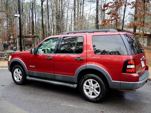Used 2006 Ford Explorer XLT image 10