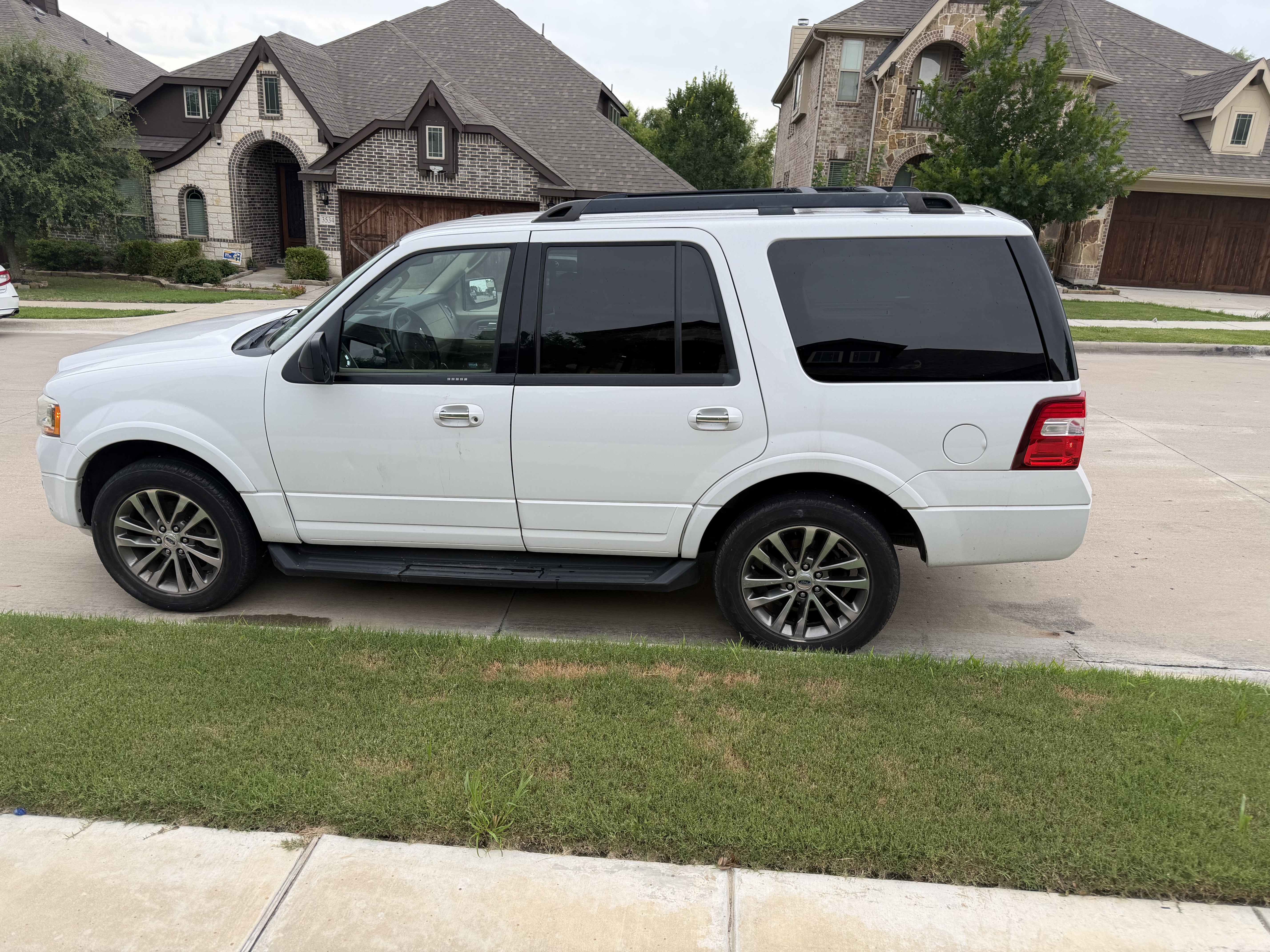 Used 2015 Ford Expedition XLT AWD/4WD image 2
