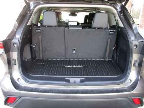 Used 2025 Toyota Highlander XLE AWD/4WD image 9