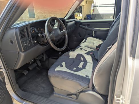 Used 2005 Chevrolet Silverado 2500 W/T w/ Heavy-Duty Power Package image 6