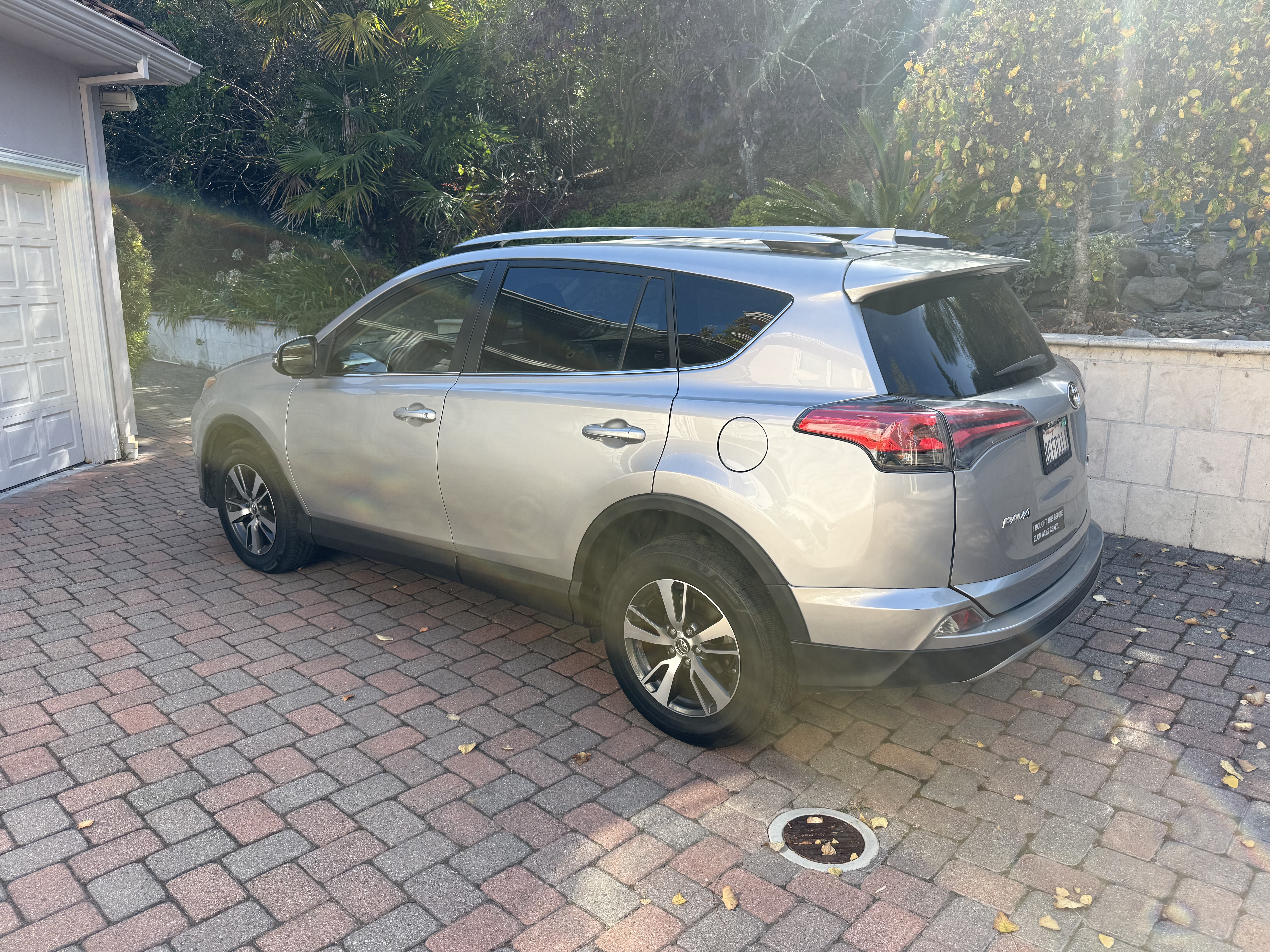 Used 2018 Toyota RAV4 XLE FWD image 1