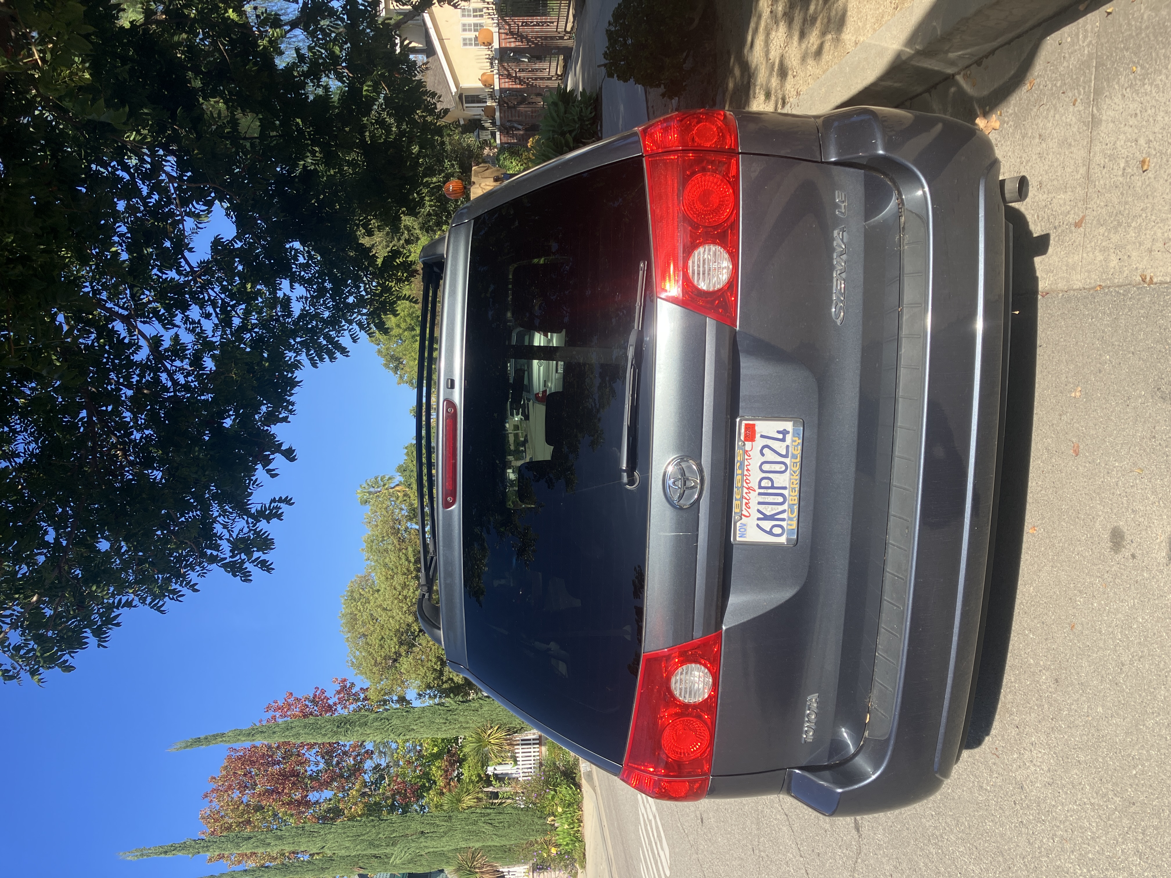 Used 2010 Toyota Sienna LE FWD image 4