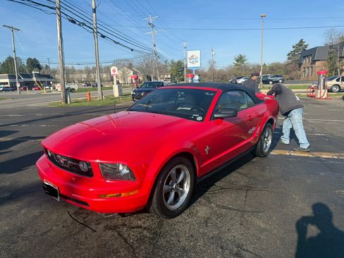 Used 2006 Ford Mustang Convertible image 2