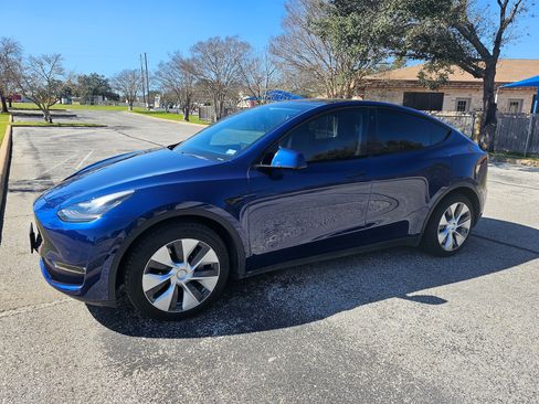 Used 2021 Tesla Model Y Long Range image 1