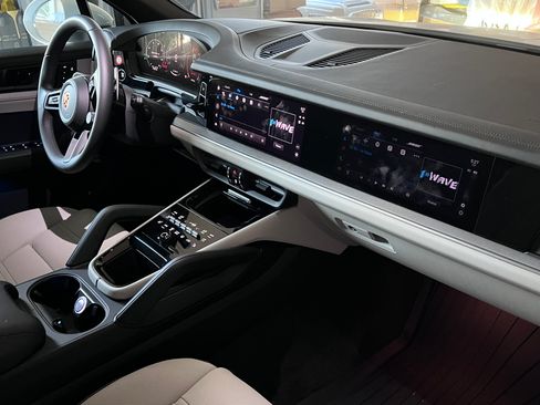 Used 2024 Porsche Cayenne Sport Utility 4D image 10