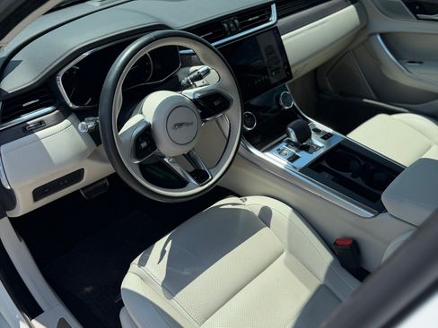 Used 2022 Jaguar XF SE RWD image 9