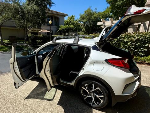 Used 2018 Toyota C-HR XLE FWD image 9
