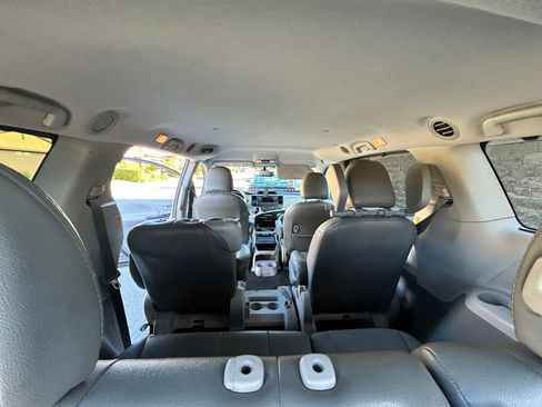 Used 2011 Toyota Sienna LE w/ Towing Pkg FWD image 10