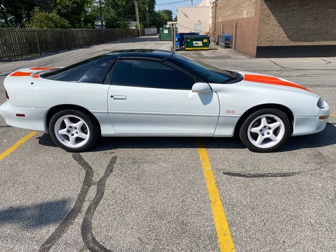 Used 2000 Chevrolet Camaro Z28 w/ SS Performance/Appearance Pkg image 8