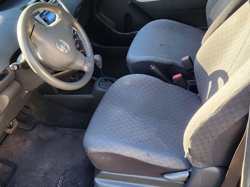 Used 2009 Toyota Yaris 2-Door Hatchback image 5