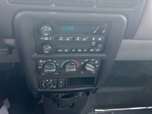 Used 2004 Chevrolet Venture Plus w/ Climate Package image 18